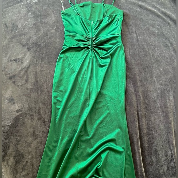 Beautiful Green Dress 💚 - Picture 3 of 5